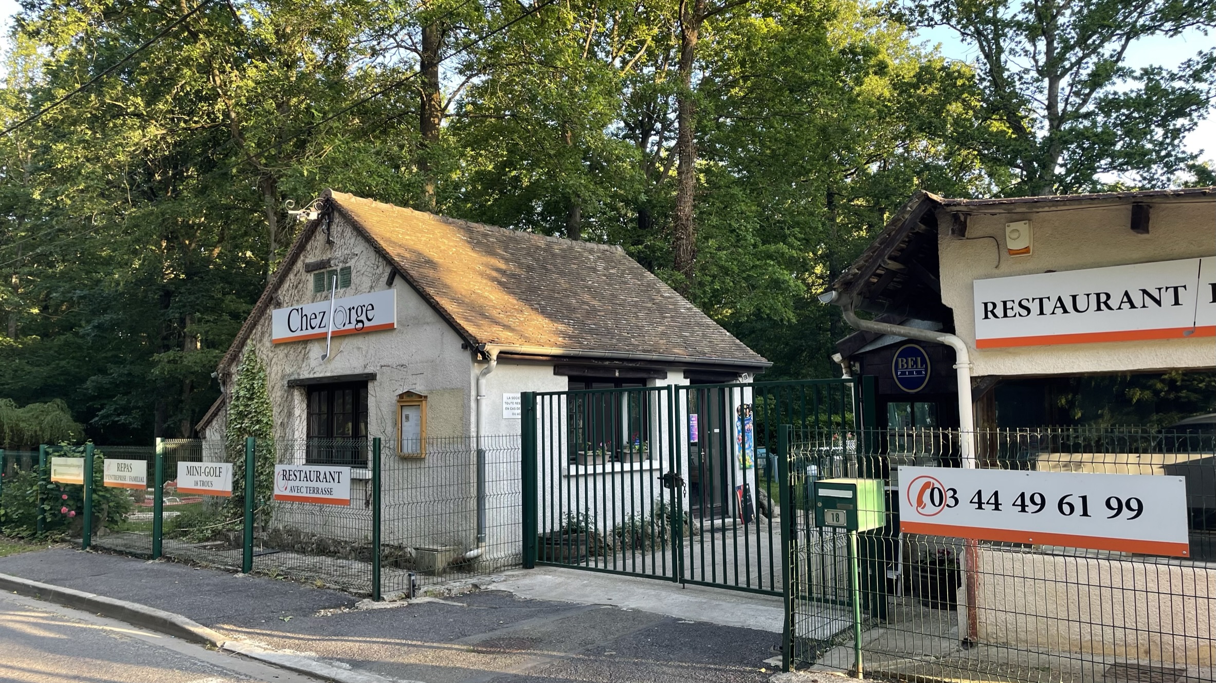 deux verres sur une table