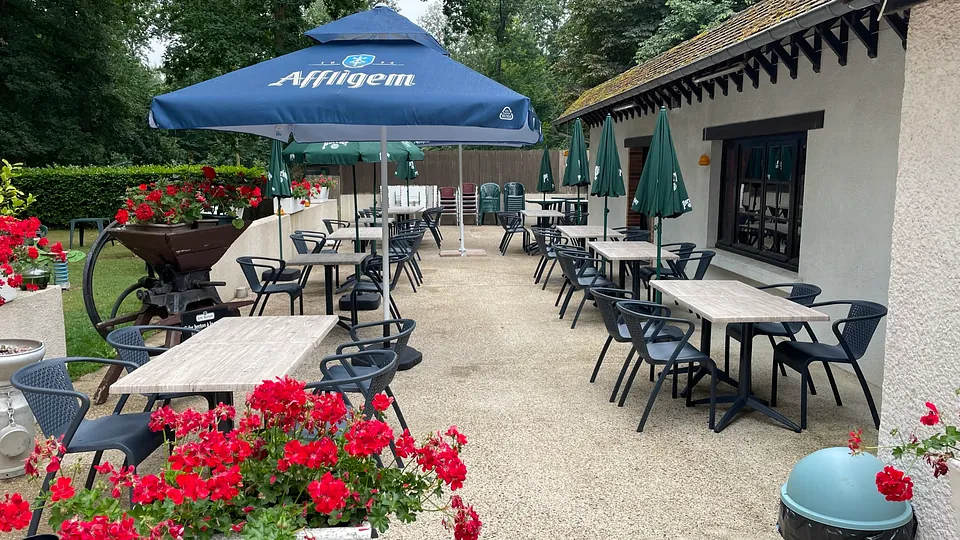 deux verres sur une table